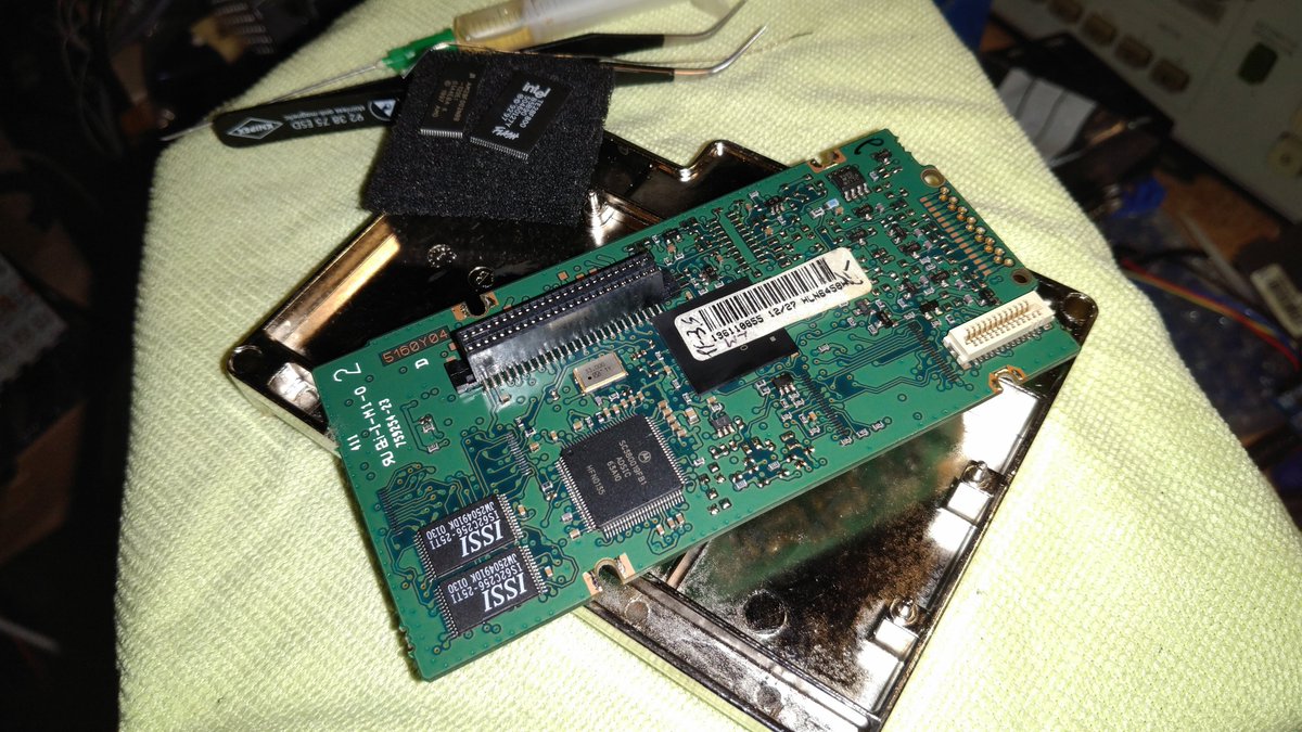 DC5AJ's tweet photo. @kitt1977 Awesome, same picture here, was able to save an Motorola Astro Spectra 110W P25 radio with a similar problem :) @dh6kq https://t.co/h6r36iCLg0