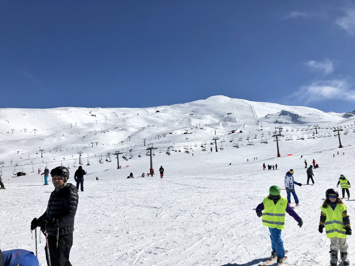 SAFASanLuis's tweet photo. Espectacular día de snowboard y esquí en Sierra Nevada con nuestros alumnos de 4ºESO. También visita al Centro de Alto Rendimiento #viaje4ESO #safasanluis #dxtsafa https://t.co/TpsE3RoTXG