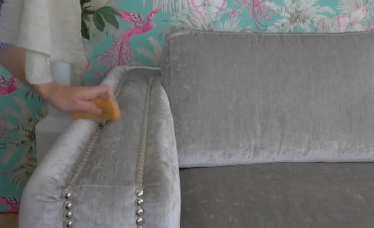 Mukalisofas's tweet image. Nuestros clientes a menudo nos preguntan cómo deben limpiar su sofá. Esta semana en nuestro blog compartimos con vosotros algunos consejos sobre limpieza de sofás. Descúbrelos en: karannesofas.es/category/th-tr…
#LimpiezaSofás #SofásdePiel #SofásdeTela #MukaliSofás #CuidadosSofá