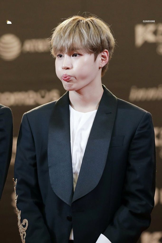 llulloll's tweet photo. อยากงับแจ้ม ง่ากกกกกก น่ารัก #SUNGWOON #WannaOne https://t.co/mI721LzdCs