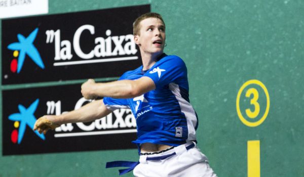 Artolak Urrutikoetxea, eskuetan minduta, ordezkatuko du bit.ly/2nEbaxb #euskalpilota