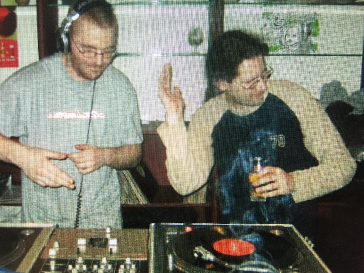 SIR_5's tweet photo. Me n @VinnieBassArch we go wayback #oldskoolcats #ABCcafe #Landen https://t.co/GHlpLpO8oo