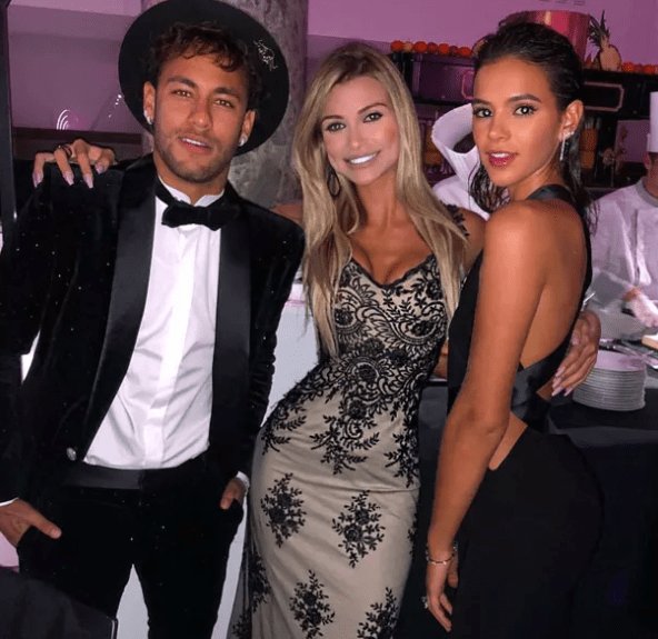 EnterMoz's tweet photo. Famosos se reúnem em aniversário de Neymar, em Paris https://t.co/msflMkmM4C https://t.co/4H1rWahaLo
