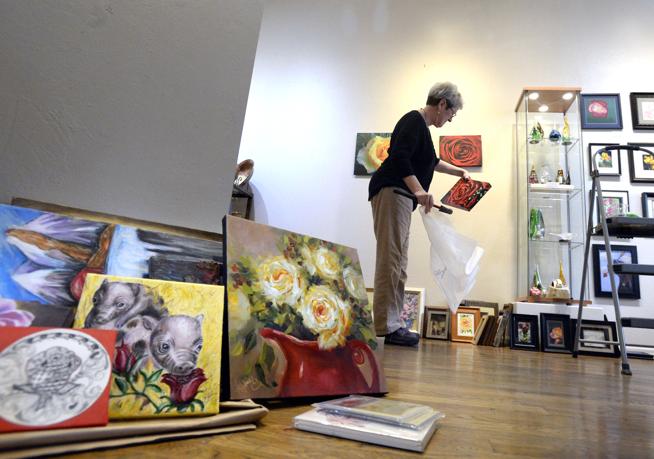 Everything's coming up roses at the Independence Gallery, to help raise money to go to the  <a href="/CF_Foundation/">Cystic Fibrosis Foundation</a>

bit.ly/2E3KNe7