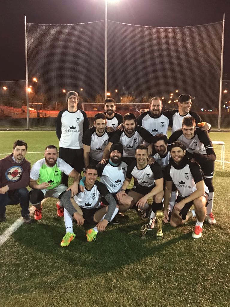 1989CF's tweet photo. El mayor agradecimiento a nuestros patrocinadores @KingofWearEs @Dream_Casas @IPBURO2014 @taxispacheco y a Rest. Bombay Dreams por la confianza depositada en nuestro equipo. https://t.co/rr9TpC2H04