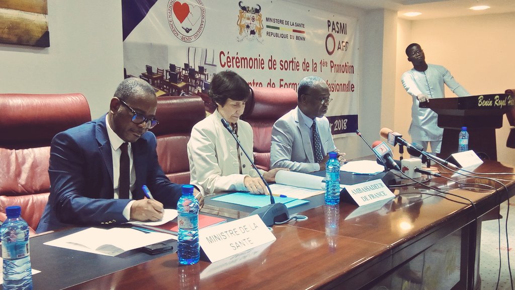ambafrancebenin's tweet photo. Allocution du directeur général de l'Agence Nationale par la Transfusion Sanguine #ANTS en ouverture de la cérémonie de sortie de la 1ère promo du #CFPTS co-financé par l'@AFD_France ds le cadre du #PASMI @ambafrancebenin @gouvbenin @APEFEasbl #Benin #BeninSante #wasexo https://t.co/nvR4Q9zOhr