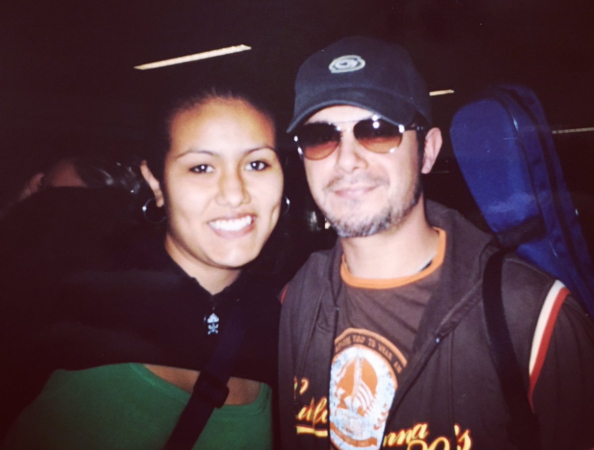 geenasc's tweet photo. Eres de esas personas que encantan con tan solo una mirada. @alejandrosanz, no te soltaré jamás... 💛 #AlejandroSanz #BackTo2004 #GiraNELMEnSãoPaulo #Saudades #VuelvePronto #SiempreContigo https://t.co/mTI6Xy1R8S