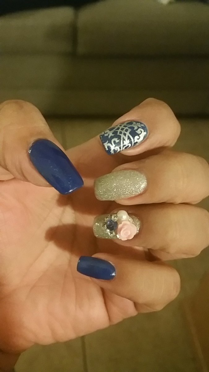 DiosiOrtega's tweet photo. I lost a nail do to a small incident I had but that didnt stop me.... Perdi mi uña por pequeño incidente pero eso no me detuvo #MondayMotivation #LunesDeGanarSeguidores #Motivacion #nailsonflick #bluenails #customnails #wownails #partynails #nailjunkie #uñas #uñasazules #nailart https://t.co/TEowcHrKdl