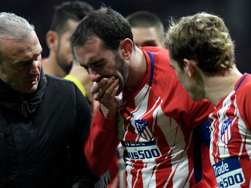 ValenciaFCNews's tweet photo. #ValenciaCF Atletico captain Godin has dental surgery after losing teeth.. #CheNord #VCF https://t.co/FIWgdVUCm3 https://t.co/IScpUbaMzQ