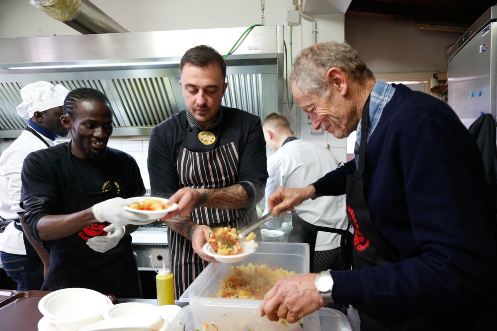 rubio_chef's tweet image. A chi alimenta l'odio noi rispondiamo col benservito #PastoSospeso #Solidarietà #SpaziSociali #inclusione #NoDiscriminazioni 
@CasettaRossa @ErriDeLucaFond #LorenzoLeonetti #Roma #Garbatella