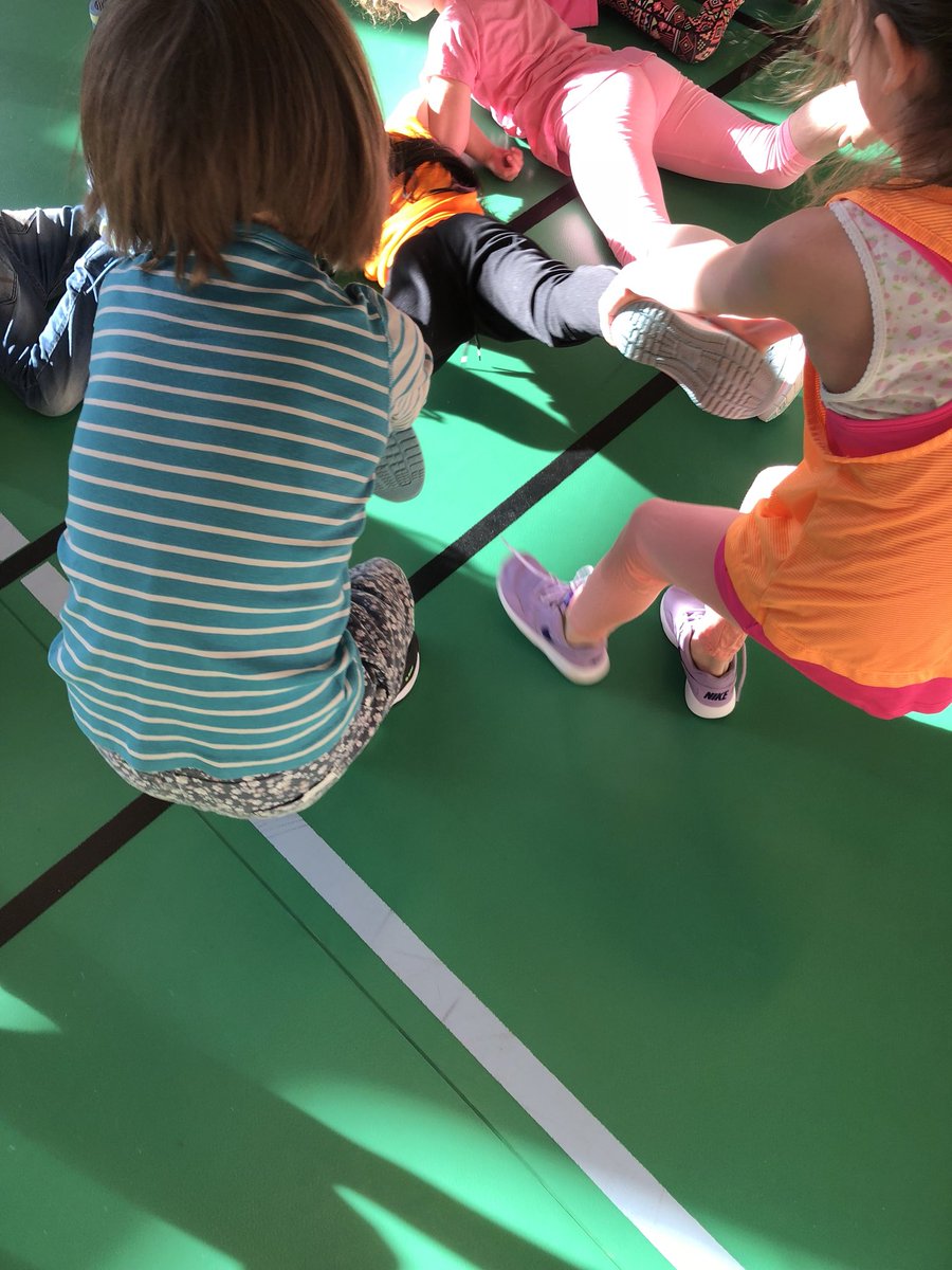 Idag på idrotten jobbade förskoleklass grön med samarbete genom leken trädgårdsmästaren. Uppskattat av eleverna och oss vuxna! 👩‍🌾👨‍🌾@stenkulaskolan