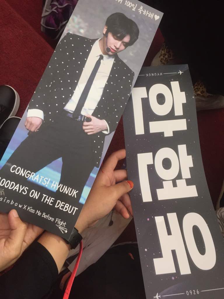 Syaz_chani's tweet photo. Me and my friends get slogan Jinsub and Hyunuk 😆 , gwenchana if we get this two slogan because we still support and love all member @Official_IN2IT  💞💞
tq for the this two slogan 😊
Press Conference IN2IT (3/2/2018)
#IN2ITinMY 
#IN2ITinKL 
#FastTrackEvents https://t.co/gdiVZX49fS