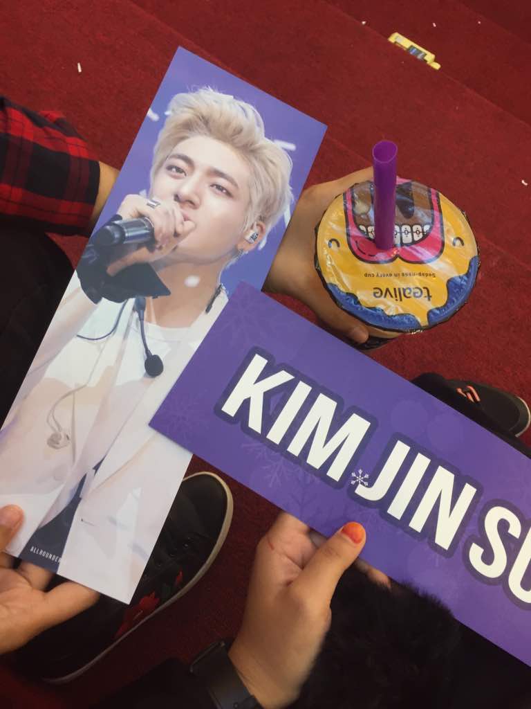 Syaz_chani's tweet photo. Me and my friends get slogan Jinsub and Hyunuk 😆 , gwenchana if we get this two slogan because we still support and love all member @Official_IN2IT  💞💞
tq for the this two slogan 😊
Press Conference IN2IT (3/2/2018)
#IN2ITinMY 
#IN2ITinKL 
#FastTrackEvents https://t.co/gdiVZX49fS
