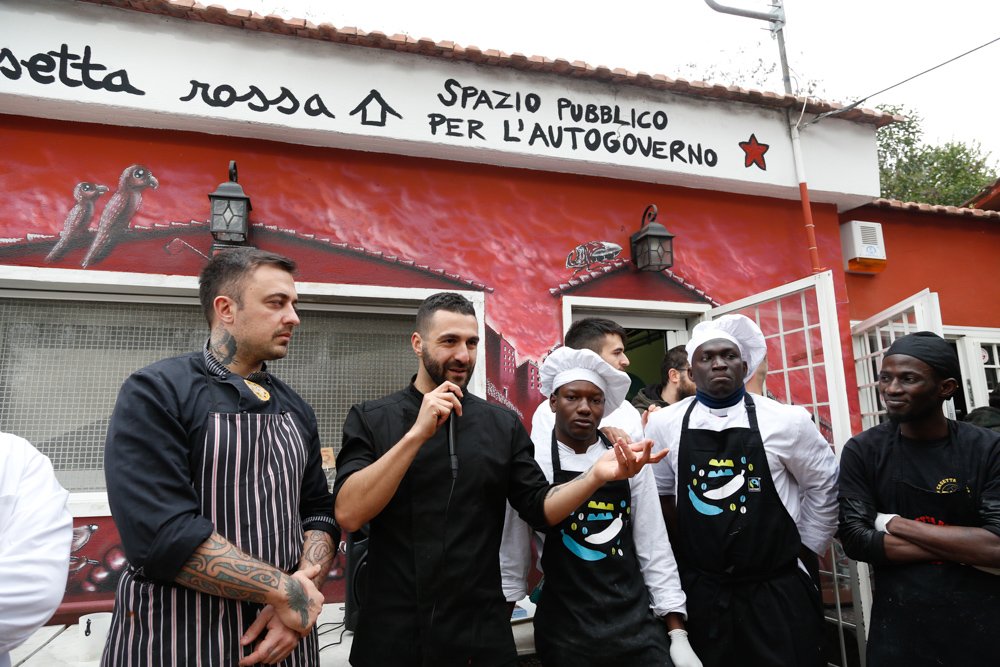 rubio_chef's tweet image. A chi alimenta l'odio noi rispondiamo col benservito #PastoSospeso #Solidarietà #SpaziSociali #inclusione #NoDiscriminazioni 
@CasettaRossa @ErriDeLucaFond #LorenzoLeonetti #Roma #Garbatella