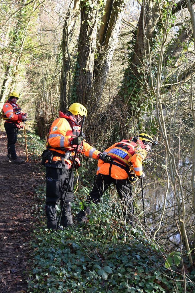 HANTSAR's tweet photo. Members from @HANTSAR get to grips with bank searching as the area contained 5 lakes! #banksearch #teamwork https://t.co/ToYGQRdWVH