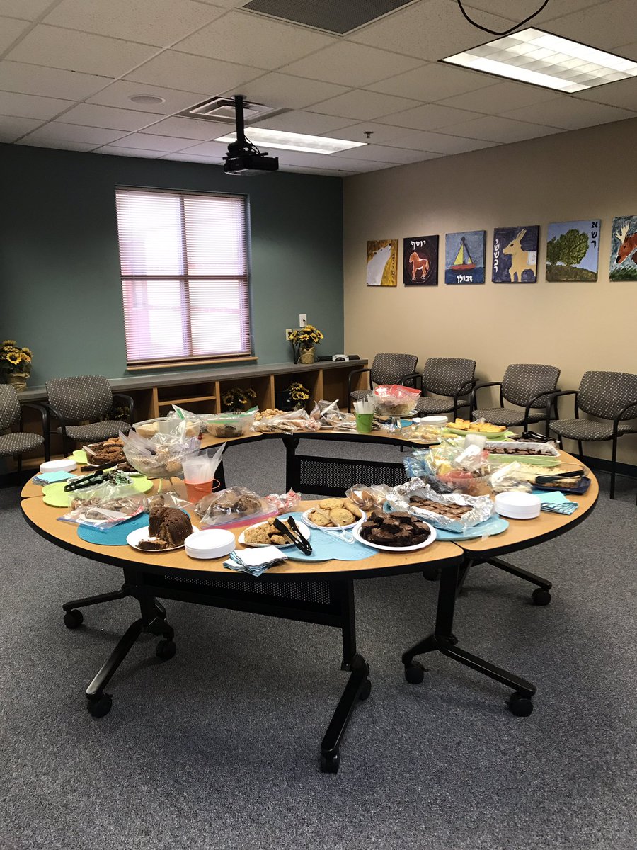 jkramer9's tweet photo. @Davis_Academy  Our teachers prepared treats for the community's first responders. You keep us safe! #beamazed https://t.co/IVoSdwqJqc