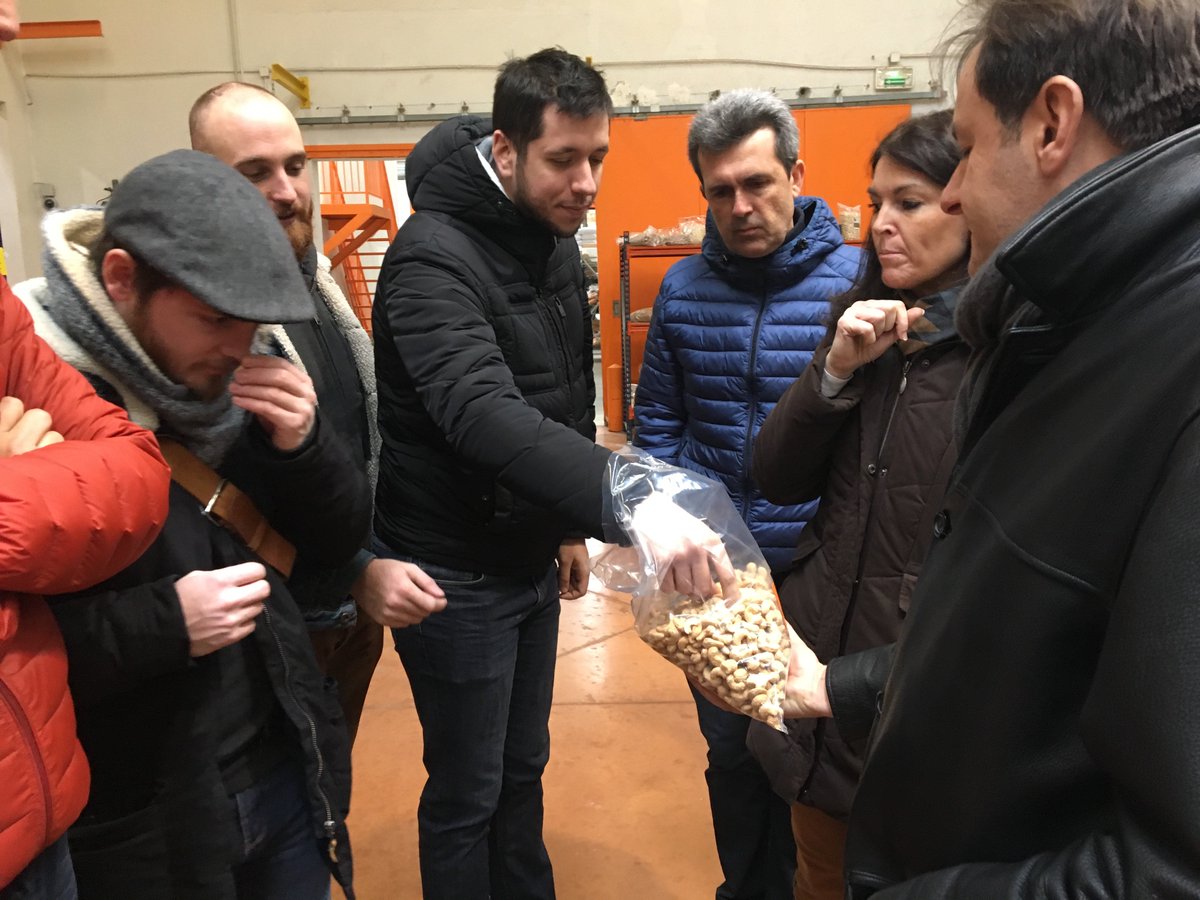 EspritGourmand's tweet photo. Visite des ateliers #EspritGourmand par les équipes du #CarryNation #Marseille et de la @MaisonFerroni #Aubagne,  #cocktails #bar #apéritif https://t.co/f6WIiejMEM