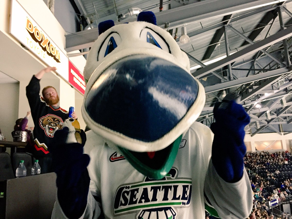 MiCorazonMiAmor's tweet photo. Porgs first hockey game @SeattleTbirds @ShoWareCenter #AdventuresofPorg #PorgAlert #PorgNation #PorgLife #CountPorg #DarthPorg https://t.co/3gJzZWPZJ8