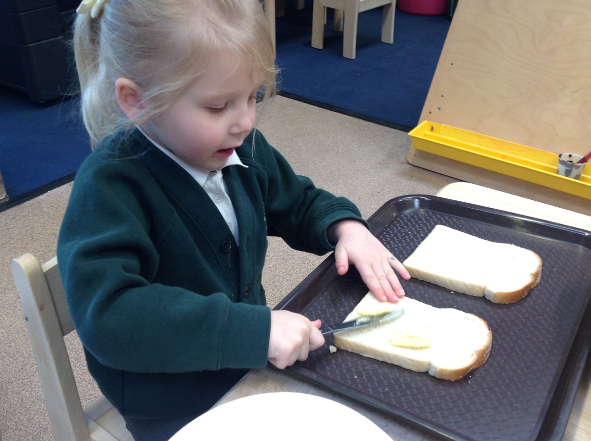 ShirestoneAcad's tweet photo. Nursery were learning about sequencing events last week and on Friday were remembering the sequence to making a sandwich. They then made their own! https://t.co/yJfAyU5uGB