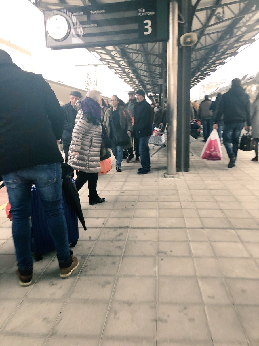 Go99Surf's tweet photo. ¿Llegaremos a Santander sanos y salvos @Inforenfe @Renfe @InfoAdif ? @dmontanes Tres horas de retraso desde Madrid y ahora descontrol de transbordo en Palencia #Nieve #España #Renfe https://t.co/2s7ftePfd8