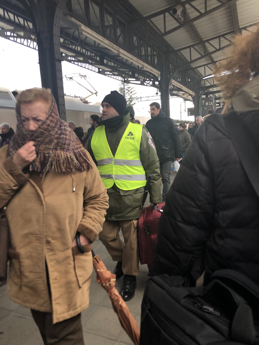 Go99Surf's tweet photo. ¿Llegaremos a Santander sanos y salvos @Inforenfe @Renfe @InfoAdif ? @dmontanes Tres horas de retraso desde Madrid y ahora descontrol de transbordo en Palencia #Nieve #España #Renfe https://t.co/2s7ftePfd8