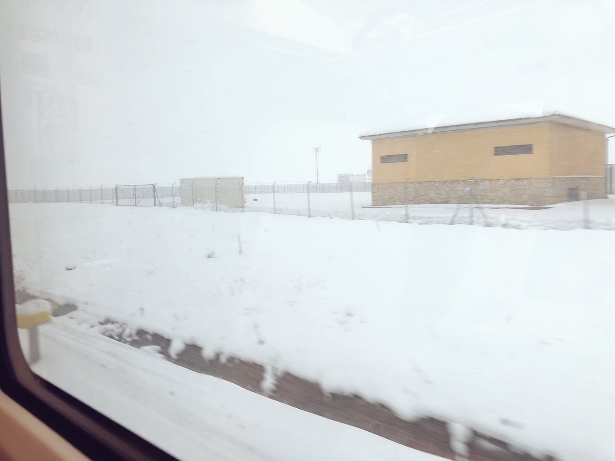 Go99Surf's tweet photo. ¿Llegaremos a Santander sanos y salvos @Inforenfe @Renfe @InfoAdif ? @dmontanes Tres horas de retraso desde Madrid y ahora descontrol de transbordo en Palencia #Nieve #España #Renfe https://t.co/2s7ftePfd8