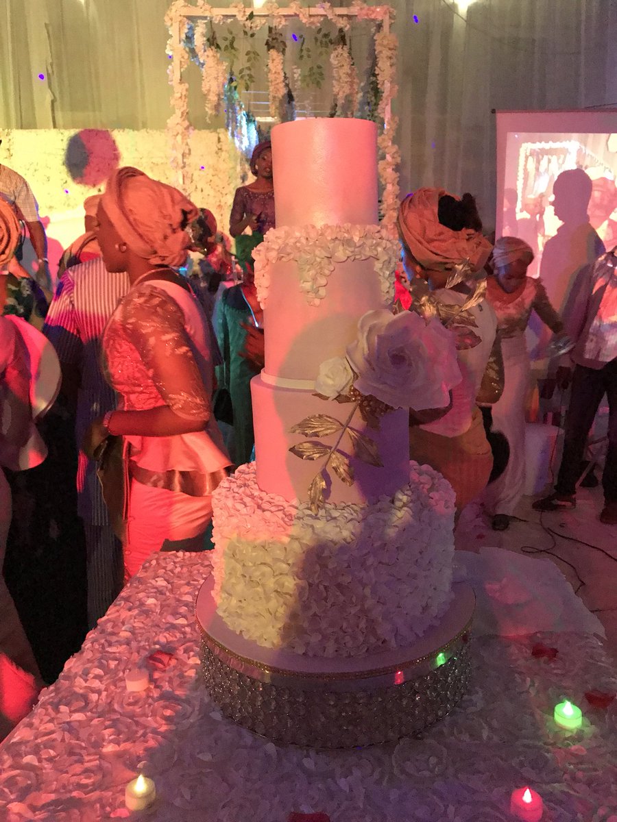 SadieB_'s tweet photo. This is arguably one of my favorite wedding cakes from 2017. What do you think? 😍😍😍

#CakeVelvet https://t.co/xyh2qfaW7u