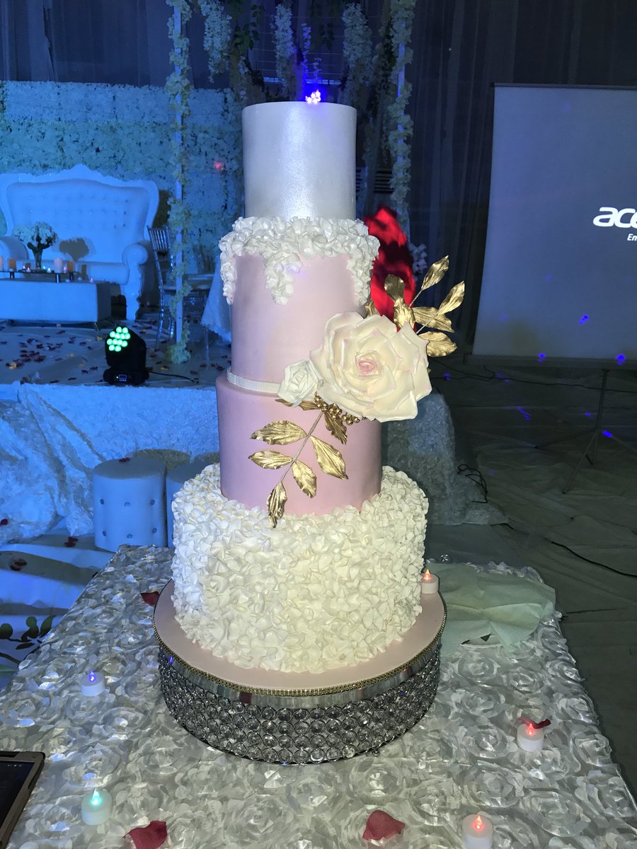 SadieB_'s tweet photo. This is arguably one of my favorite wedding cakes from 2017. What do you think? 😍😍😍

#CakeVelvet https://t.co/xyh2qfaW7u