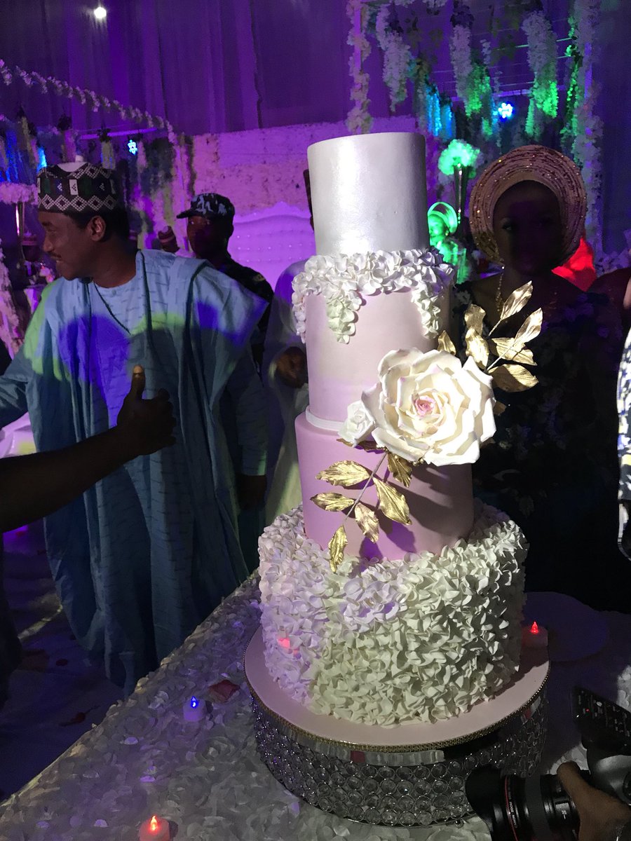 SadieB_'s tweet photo. This is arguably one of my favorite wedding cakes from 2017. What do you think? 😍😍😍

#CakeVelvet https://t.co/xyh2qfaW7u