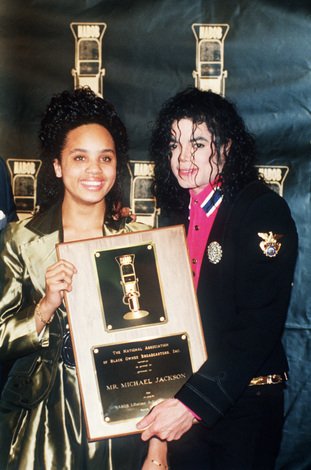 MJJCommunity's tweet photo. #MJAwardHIStory at #MJJCommunity 
In 1992, #MichaelJackson was honored with a #LifetimeAchievementAward by the National Association of Black Owned Broadcasters. #RevJesseJackson and #NABOB Chairman #PierreSutton presented him the Award at the #8thAnnualCommunicationsAwardsDinner https://t.co/TExcxaxEnN