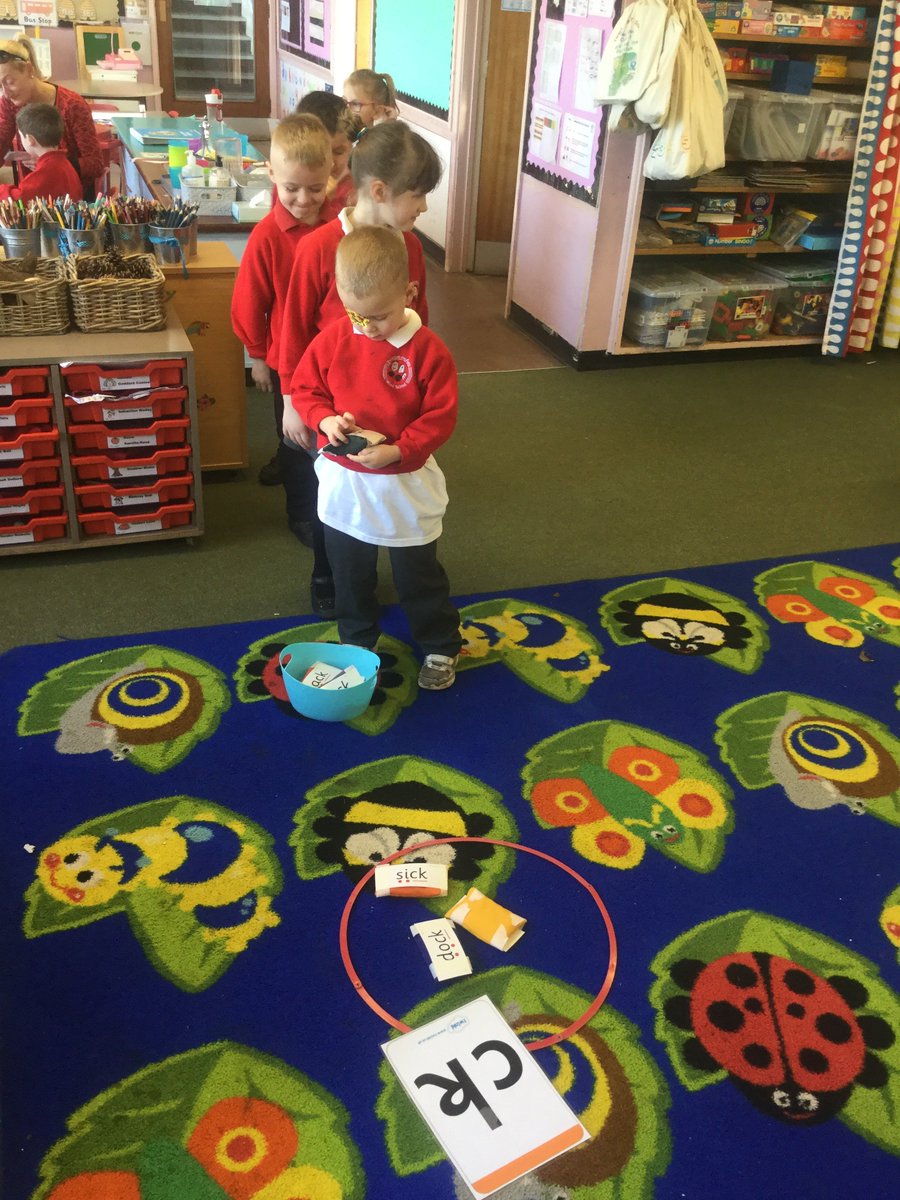 ashclass_TIS's tweet photo. Great fun in my phonics group today reading words on beanbags and throwing them into the right sound hoop #eytalking #eyfstwitterpals https://t.co/e693mYoti8