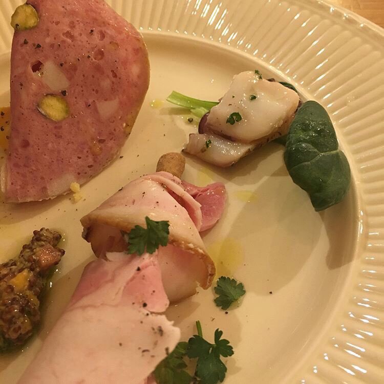 京都で美味しいイタリアン食べました🇮🇹

やっぱり手打ちパスタは違うな〜😋

月曜から贅沢しちゃったぜい👌