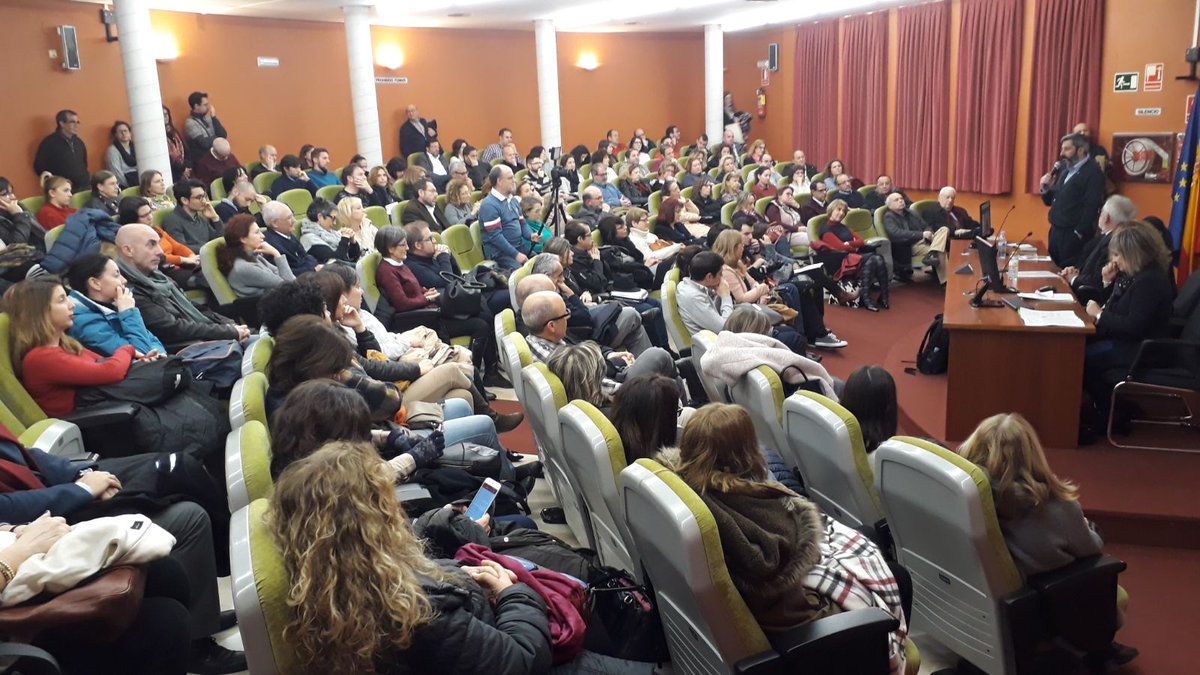 EmilioRector's tweet photo. Lleno completo este mediodía en el Salón de Actos de Luis Vives. 

¡¡Gracias a tod@s por vuestra asistencia!!

Os dejamos algunos de los momentos inmortalizados en este pequeño álbum.

https://t.co/e258lDxK5u

#rectorEmilio 
#TusValoresNuestroCompromiso
#Rector2018 https://t.co/rPfqbtMy5D