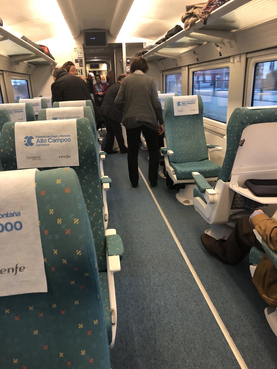 Go99Surf's tweet photo. Caos en el tren Madrid Chamartin -Santander @Inforenfe @Renfe @InfoAdif @dmontanes https://t.co/xJDqwZhk3Z