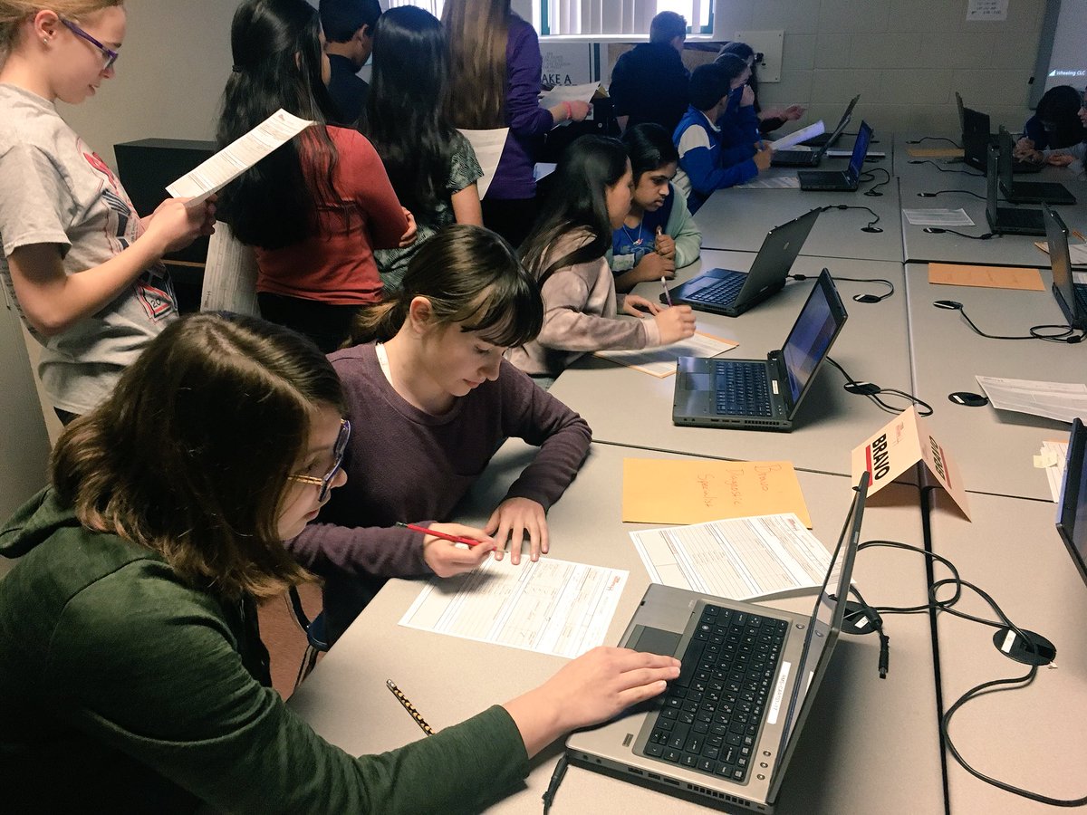 EllieMaeMatlock's tweet photo. Ss #engagement is off the charts in our CyberSurgeon Simulation! Theyβre all doing FANTASTIC! #Edtech #WeAreRMS #RMSHAL #Proud2bmps https://t.co/xuwbKOps94