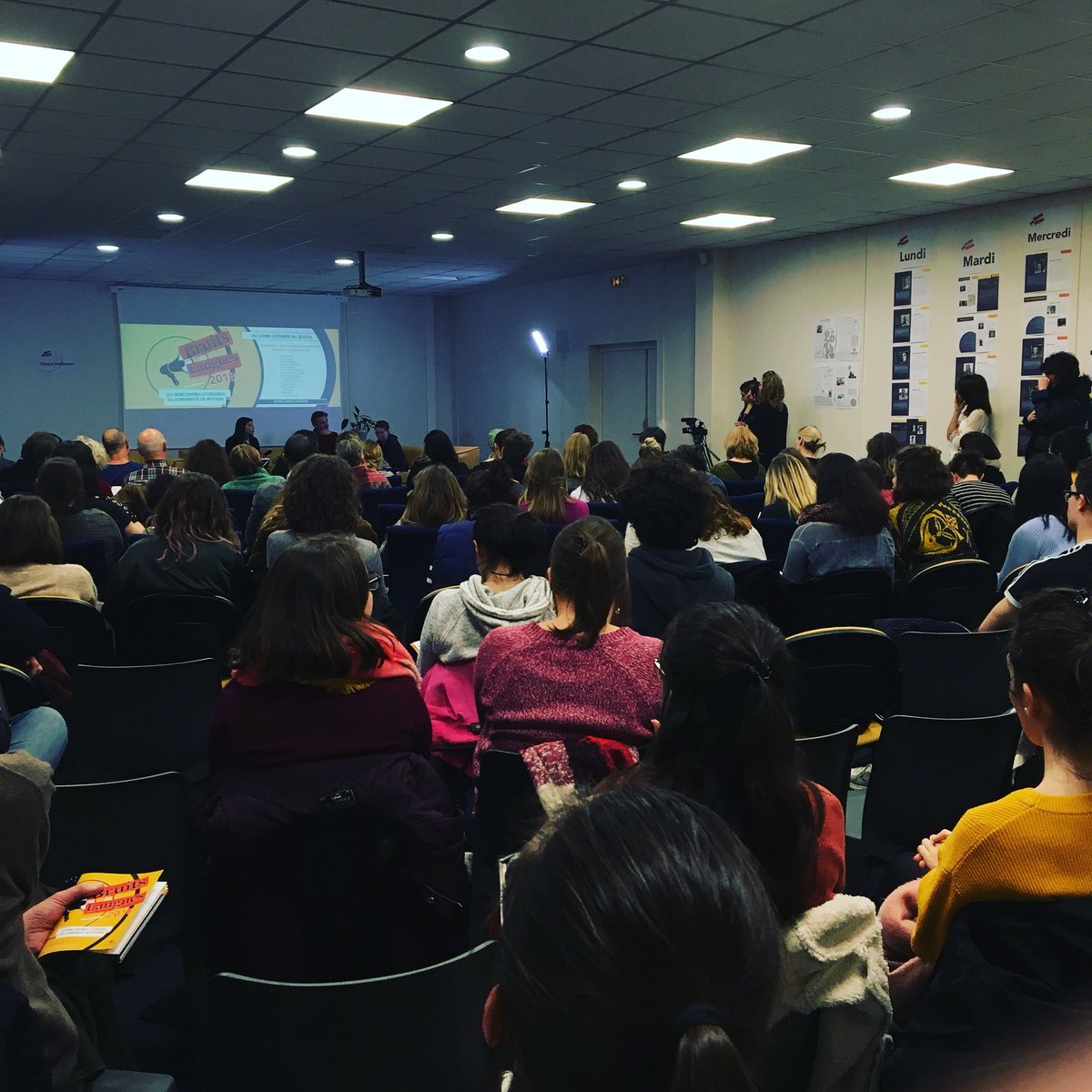 cultureLLe_asso's tweet photo. Une salle bondée pour écouter Tanguy Viel, auteur de Article 353 du Code Pénal. #BDL2018 #Viel #romanfrancais #festival #poitiers https://t.co/l6nPJCnAxO