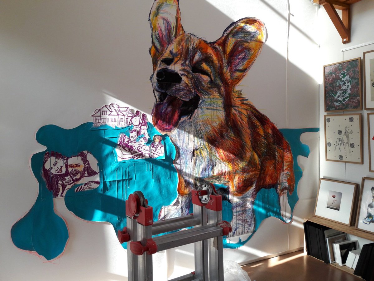 APauletlesaut's tweet photo. Démontage de mon #walldrawing à l'artothèque l'inventaire sous une superbe lumière ! #puppy #corgi #artotheque https://t.co/xp9NWEdNtt