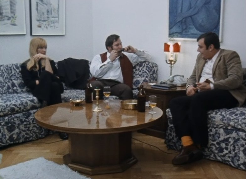 Image_Parole's tweet photo. F4/25 RW #Fassbinder Dans #PourquoiMonsieurREstIlAtteintDeFolieMeurtrière? Le canapé est l'endroit où se retrouvent les voisins, les amis, les amoureux. Là où ils échangent leurs misères. Avec #KurtRaab et #LilithUngerer https://t.co/mZ6zHrkBDo