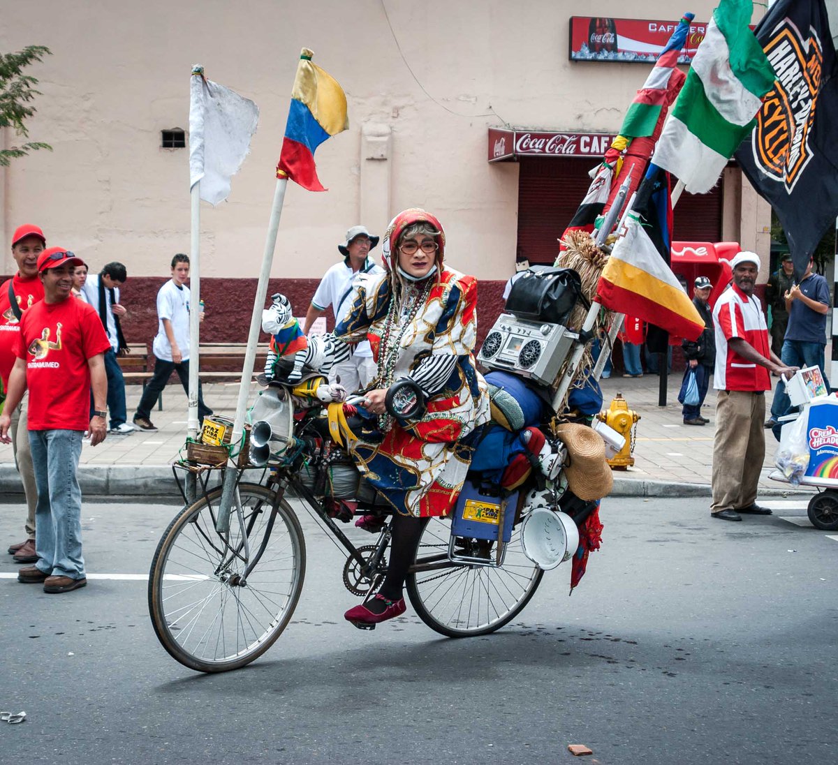 federicoruiz's tweet image. Lo vi venir, alcancé a disparar algunas fotos, intenté detenerlo para conversar pero me ignoró y siguió su camino. Yo me quedé imaginando su vida en bici por el mundo, acumulando kilómetros, cada uno un sufrimiento y un triunfo. #unDíaCualquiera en #Medellín.