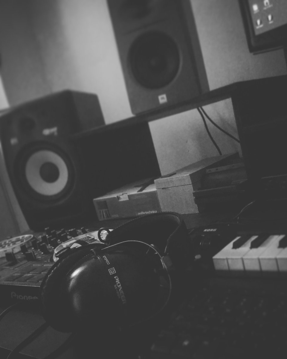 MoneyOnSkin's tweet photo. Inicio de semana #MoneyOnSkin Records 🔥#M.Ø.$🔥 #CaliCo #LaGestión #Pioneer #vintage #Korg #PioneerDj #AudioTechnica #KrkRokit8 #JBL #2300Series https://t.co/g0PdtHwRW7