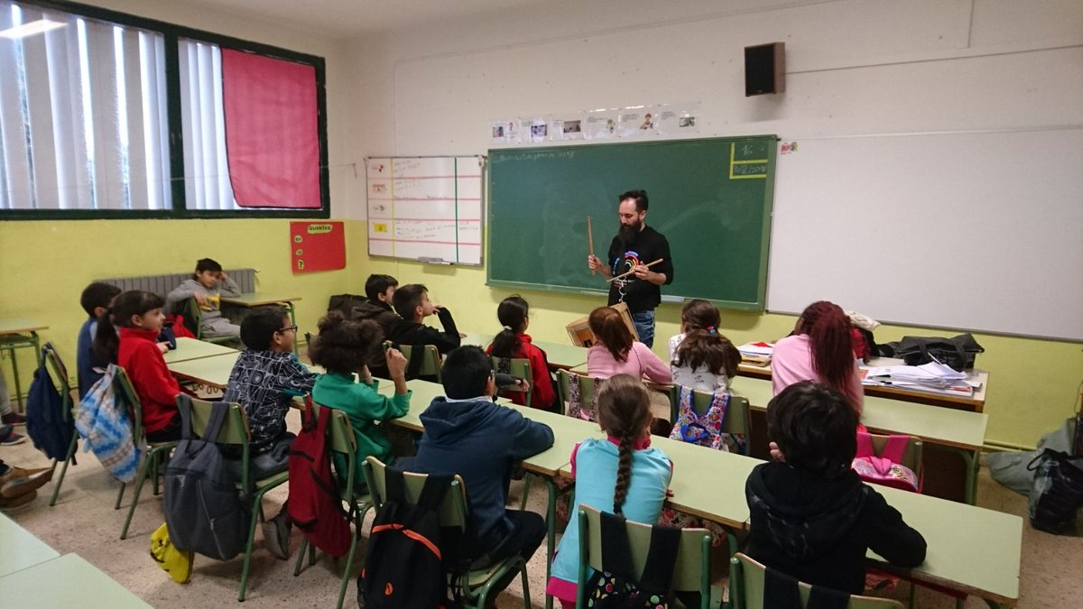 ESCssalvador's tweet photo. Taller de #percussió tradicional a la classe dels diables a càrrec de @percupacussio de l'escola música de #Tarragona https://t.co/DcJTGMH4xE