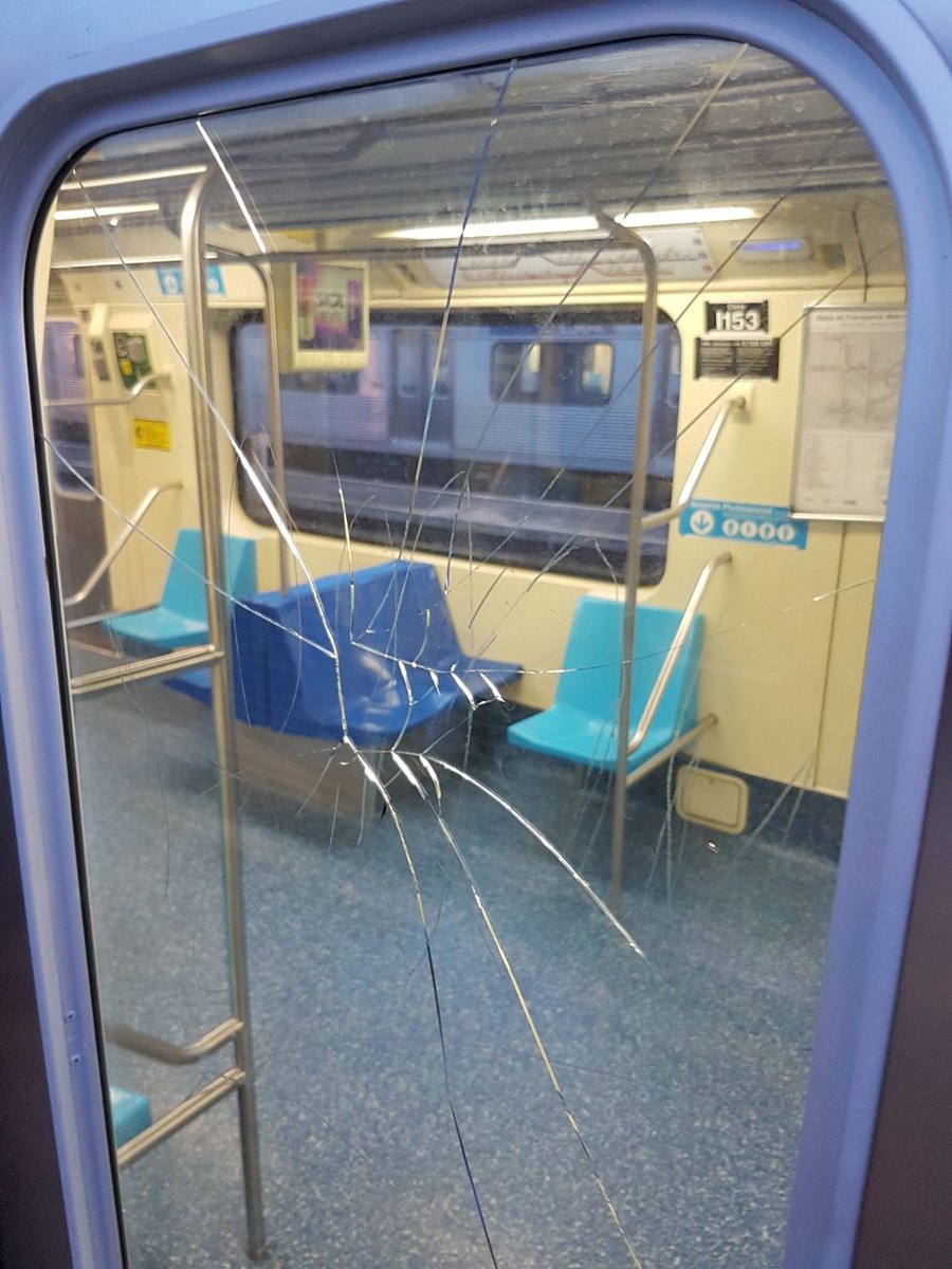metronoticiando's tweet photo. Vandalismo todos nós perdemos! O mesmo sujeito (a) que comete esse ato, depois que reclamar pedindo passagem mais barata ou transporte de qualidade, dessa forma? Lamentável... Fotos cedidas ao @metronoticiando mais infos em: https://t.co/ozywHlhWCV #metrosp https://t.co/ELd0nImOyv