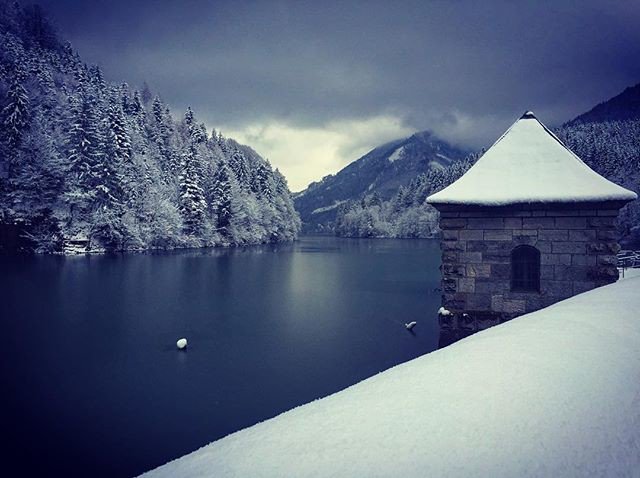Travel_Rev's tweet photo. Reposting @wilderness_wanderluster: - via @Crowdfire 
This Lake had just started to freeze over. 😍#austria #lakes #frozen #winterwonderland #explore #snow #ig_winter #travel #wanderlust #wilderness #hiking #adventure #landscape #pretty #exploremore #travelandlife https://t.co/s7S8PzQpoZ
