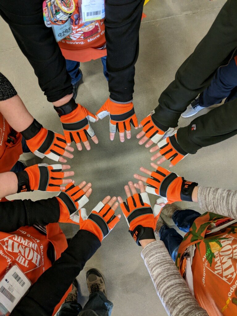 MsPenguinD237's tweet photo. @ryan3040 store 3407 head cashier Janice and team are still going strong wearing the new cashier gloves.  They love them.  The store is 277 Days safe and proud of it.  #safetyselfie https://t.co/tT15JZlnv9