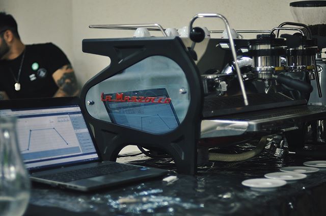 lamarzocco's tweet photo. Electronically controlled gear pumps on the #stradaep provide precise, direct pressure control, whereby motor speed is controlled with La Marzocco’s classic paddle interface.
#pressureprofiling https://t.co/GGFa6m0qf4 https://t.co/pdOvMQOLt6