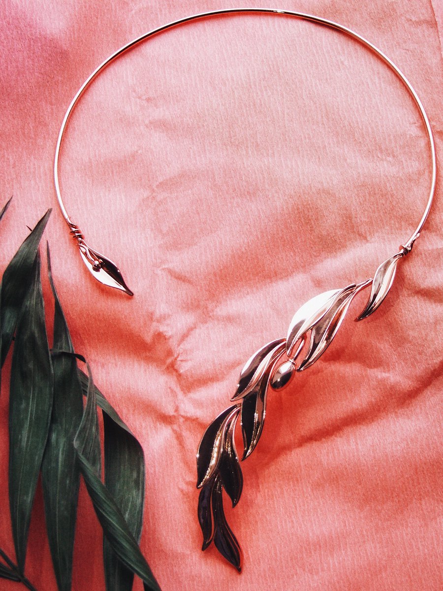 ValuliOfficial's tweet photo. Our limited collection is almost sold out! Order the unique sparkling necklace here - https://t.co/wi20cNIbTJ - Free Worldwide Delivery! #necklace #valuli #collier #valentinesday #valentinesdaygift #jewelryforher #accessory #neckaccessory https://t.co/vPOyrfOt64