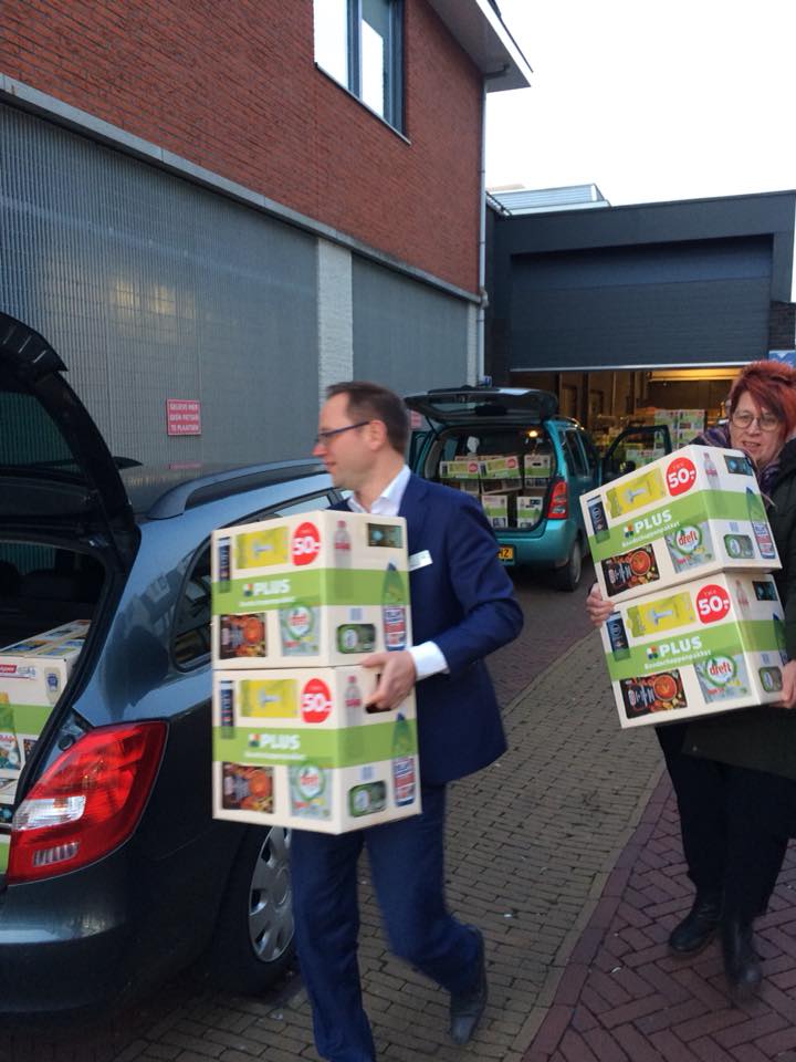 In totaal 18.600 zegeltjes gedoneerd voor de winterpakketten van @PLUSDeePutten - Deze week worden de 372 pakketten door jongeren weggebracht, met wat hulp van de eigenaren...facebook.com/SSF15.stichtin…