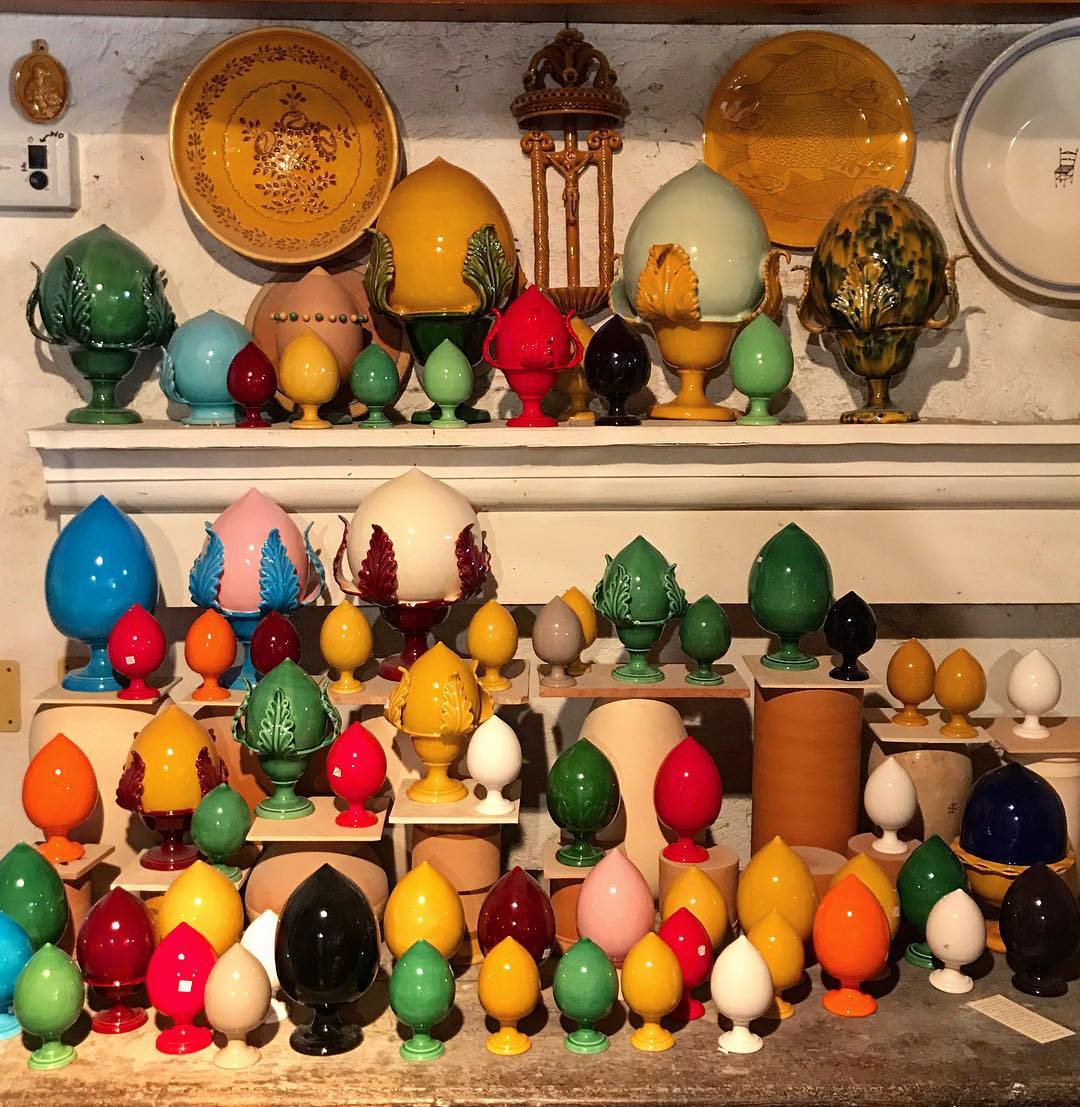 viaggiarepuglia's tweet photo. Sbocciano come fiori colorati i deliziosi pumi di Grottaglie: boccioli in ceramica simbolo di nuova vita e fecondità 🌸
Ne avete mai ricevuto uno?

#WeAreinPuglia 👉 https://t.co/6FGKITU4Bm

📸 Instagram @ ross.lla https://t.co/1YNxaLE1eL