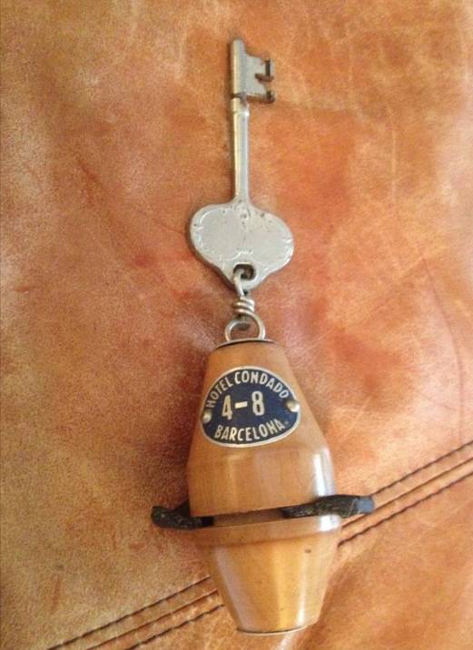 HotelCondado's tweet photo. Desde 1952, tu casa lejos de tu casa. Gracias a los amigos de Barcelona ,Holanda y USA que nos envían fotos de anuncios del 1952 en @LaVanguardia , llaves y perchas de los años 602s
Since 1952, your home away your home. 
Memories by friends from Barcelona, USA &amp; Netherlands https://t.co/yQdS943XPH