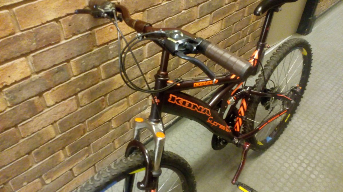 PoliceWilmslow's tweet photo. Bicycle recovered from the Chapel Lane area of #Wilmslow this evening. If it's yours, please ring Cheshire Police on 101 quoting incident number 542 of 05/02/2018 #FoundBike https://t.co/ScsaDNnTAx